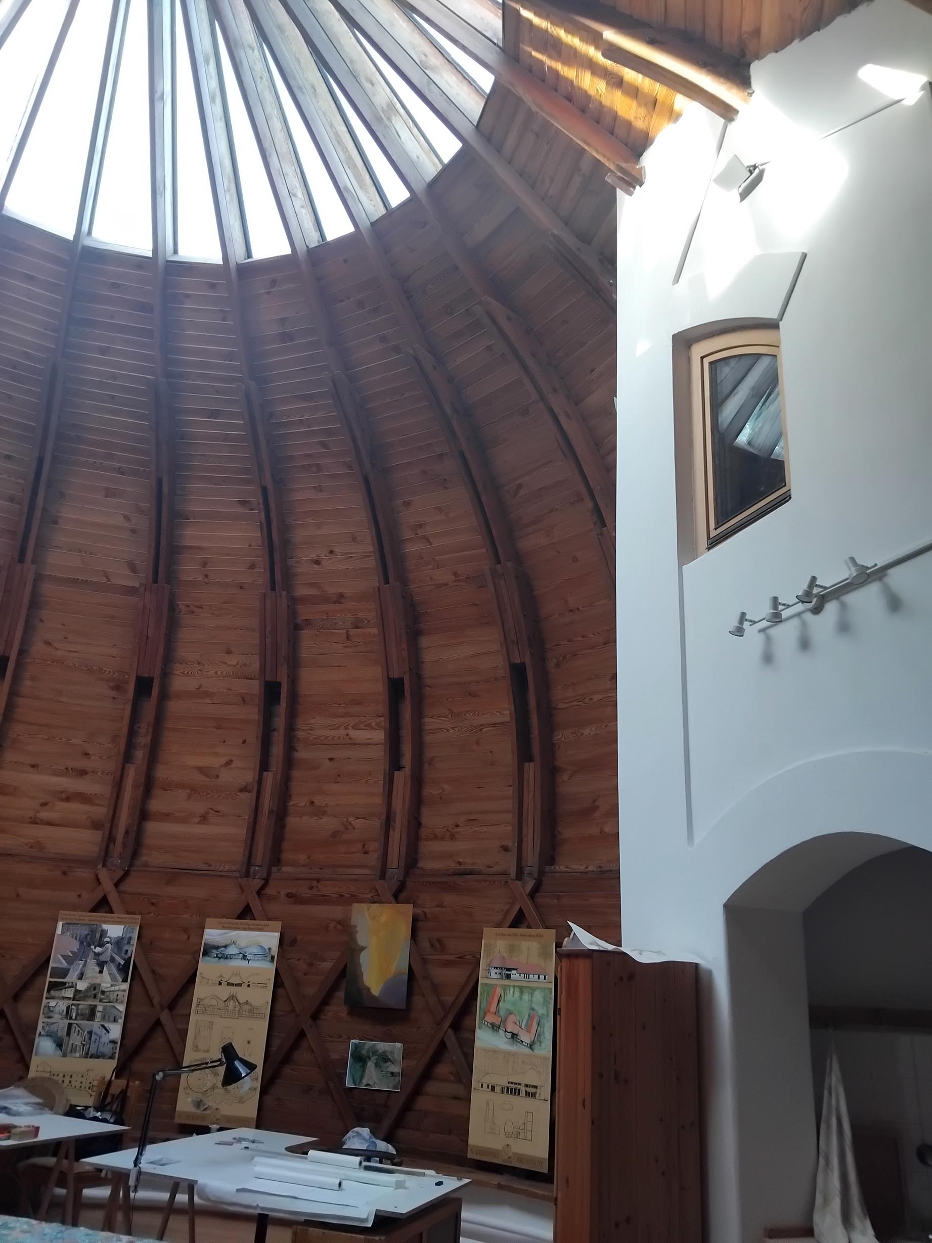 Le bâtiment de l'école maternelle Waldorf de Solymár — œuvre d'Imre Makovecz